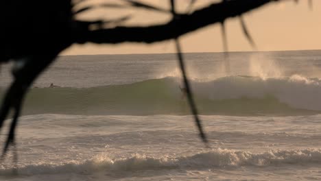 Surf-Al-Amanecer-En-Burleigh-Heads,-Costa-Dorada,-Australia