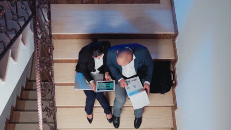 Top-view-of-businesspeople-doing-overtime-late-night