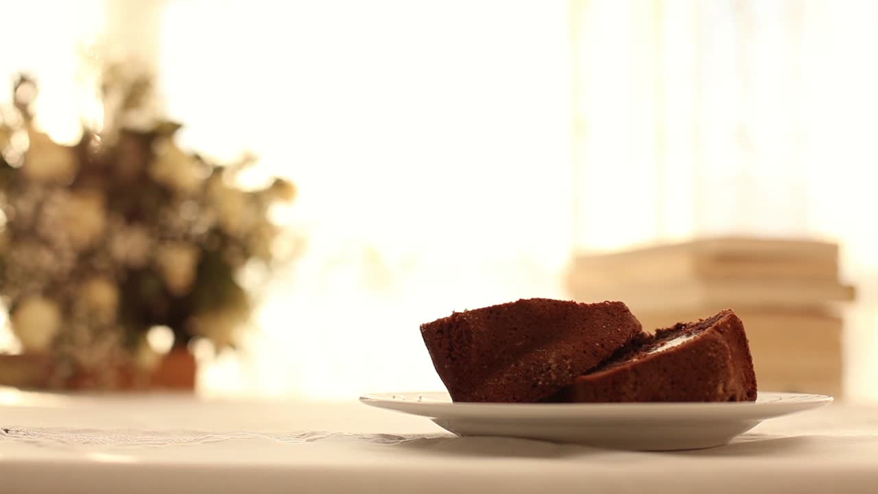 케이크를 먹고 커피를 마시는 사업가