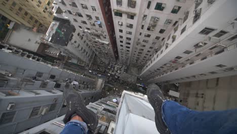 Sentado-en-el-techo-de-un-edificio-de-gran-altura