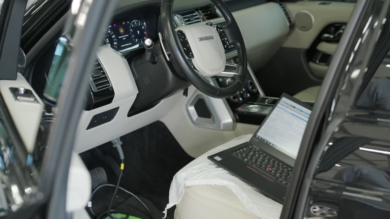 노트북으로 자동차 진단을 하는 기계공