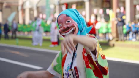 Graciosa-Bailarina-Japonesa-Enmascarada-En-El-Festival-Ohara-En-Kagoshima