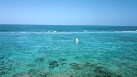 Wunderbarer-Flug-Aus-Der-Luft-Steigt-Langsam-Auf-Drohnenaufnahme-Von-Der-Jagd-Auf-Ein-Segelboot-Mit-Weißen-Segeln-Auf-Dem-Traumstrand-Des-Riffparadieses-Weißer-Sand-Sansibar,-Afrika-2019