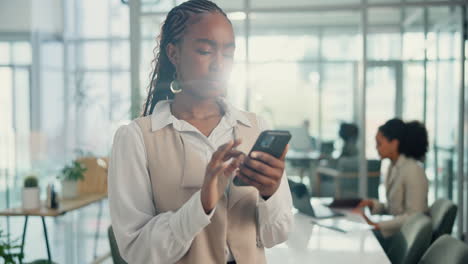 mujer de negocios mirando un teléfono inteligente en la oficina
