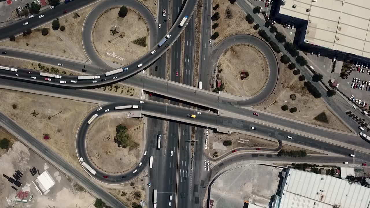 vista aérea de un complejo cruce de carreteras