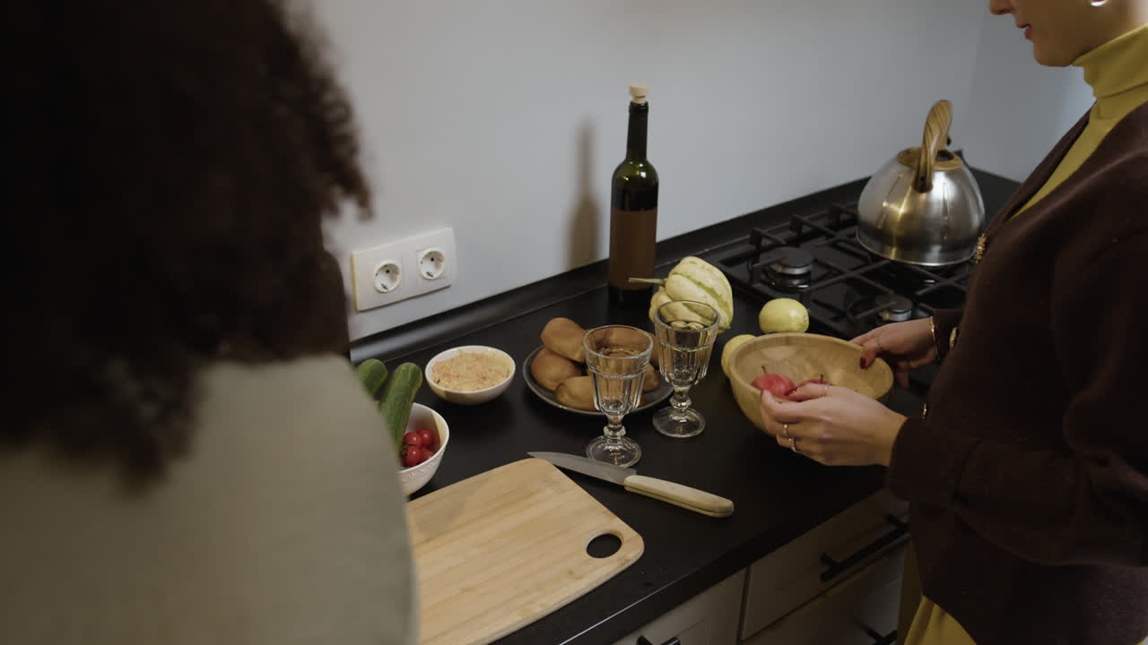 mujer preparando comida en la cocina