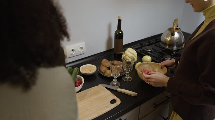 Donna che prepara il cibo in cucina