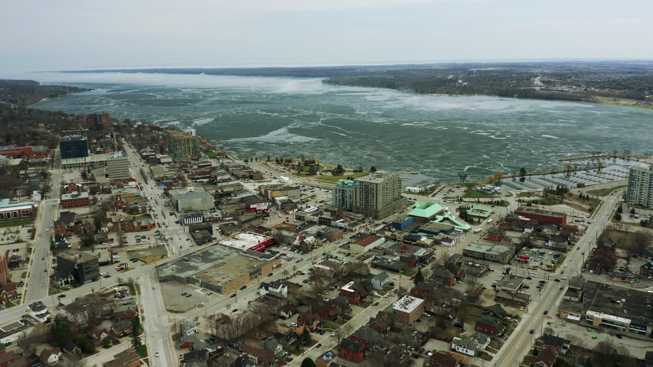 물 주위에 세워진 작은 도시