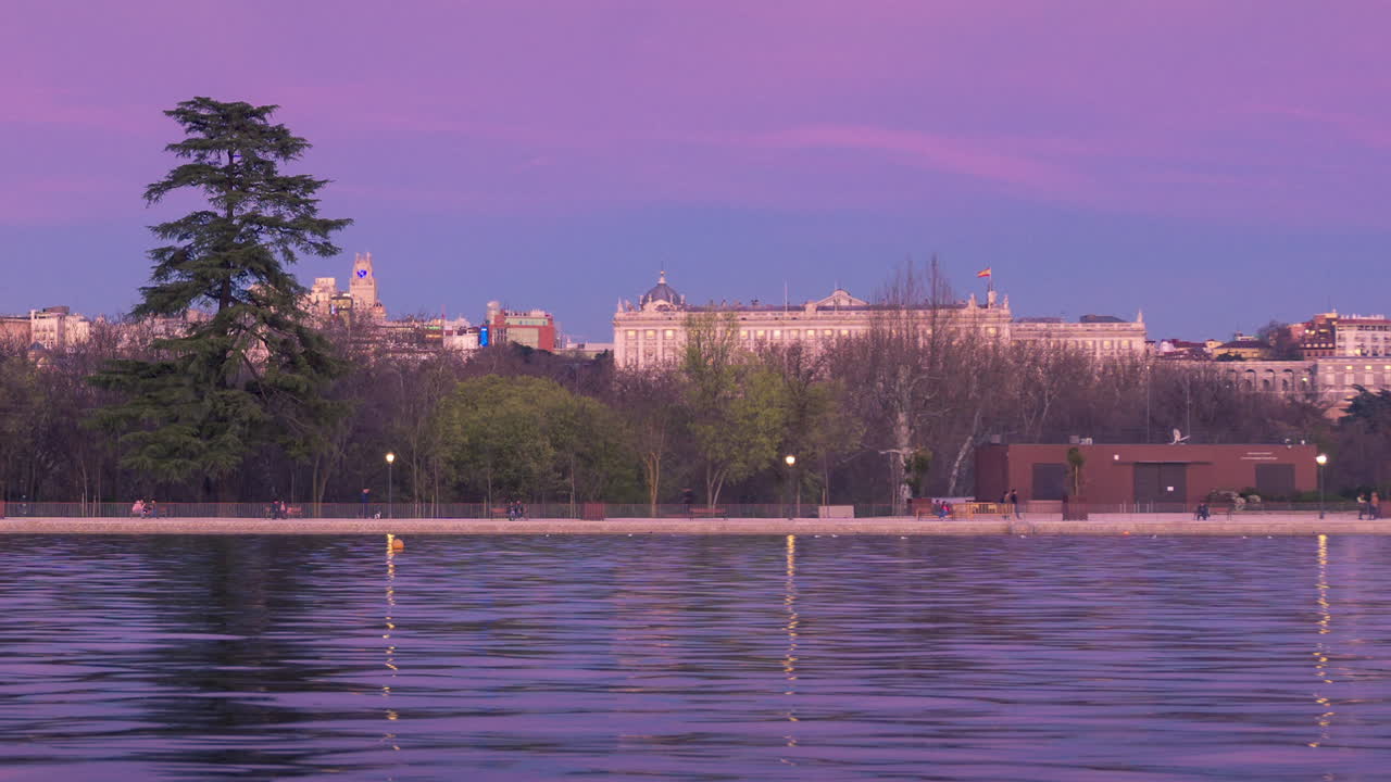 카사 데 캄포 호수의 일몰, 석양의 마드리드 반사