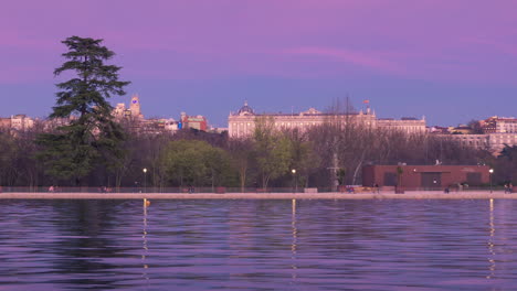 puesta de sol en lago casa de campo, madrid reflejo al atardecer