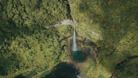 Cascada-Aérea-De-4k-Que-Termina-En-Una-Toma-Aérea-De-Un-Dron-De-Piscina-Natural