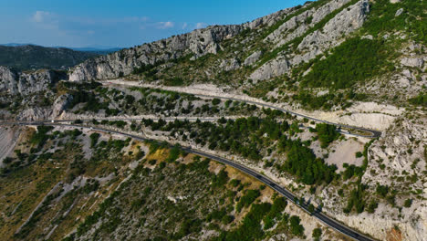 vista aérea de una sinuosa carretera de montaña