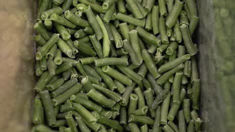 frijoles de cadena en un escaparate en un supermercado