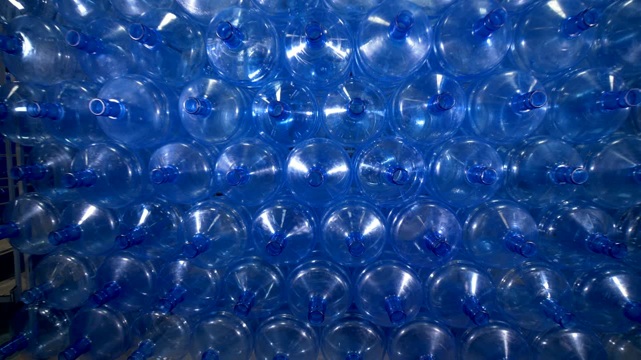 5 갤런 병의 높은 스택을 가진 창고.