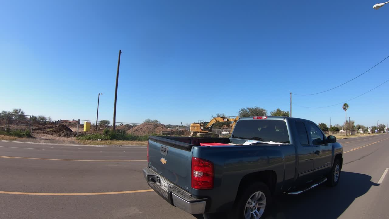 텍사스의 리오 그랜드 밸리에 있는 4차선 도시 도로에서 운전하는 동안의 pov