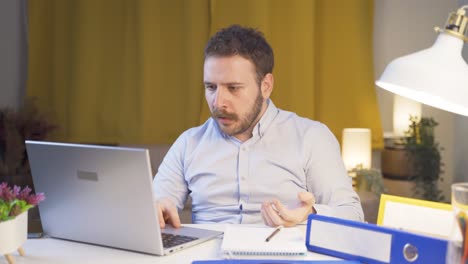 trabajador de oficina en casa que lee malas noticias y se siente frustrado.