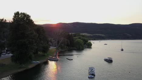 Vista-Aérea-De-Una-Playa-Tranquila-En-El-Lago-Okanagan