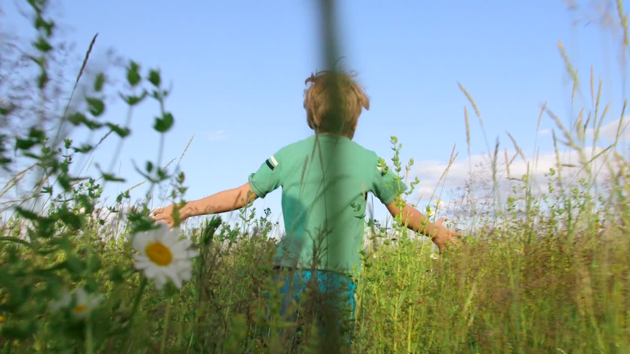niño corriendo en un campo