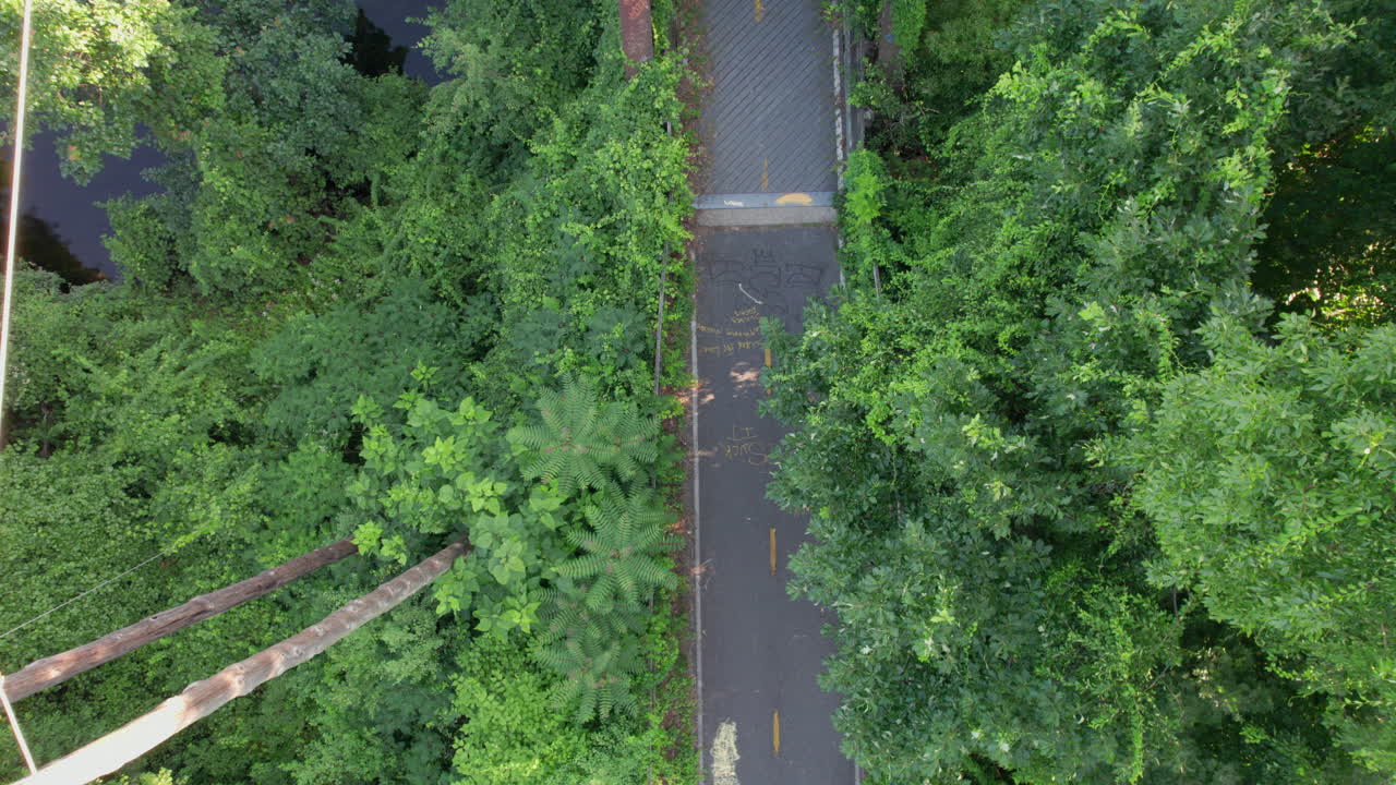 로드 아일랜드 웨스트 워릭 에 있는 파우투 강 을 가로지르는 아크라이트 다리 를 건너고 있는 자전거 타는 사람 의 공중 사진