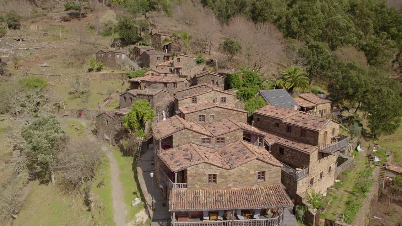 aproximación aérea a la pequeña aldea de pizarra cerdeira - un patrimonio arquitectónico único de portugal