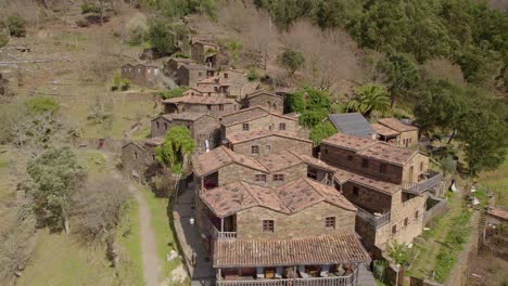 Luftanflug-Auf-Das-Kleine-Schieferdorf-Cerdeira---Ein-Einzigartiges-Architektonisches-Erbe-Portugals