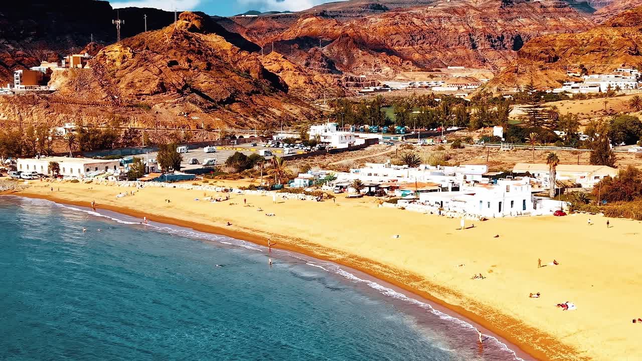 Vista aerea della spiaggia di Gran Canaria che mostra sabbia e attività acquatiche