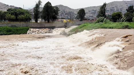 Trinkwasserquelle-„Rio-Rimac“-In-Lima,-Peru,-Verschmutzt-Im-Jahr-2023