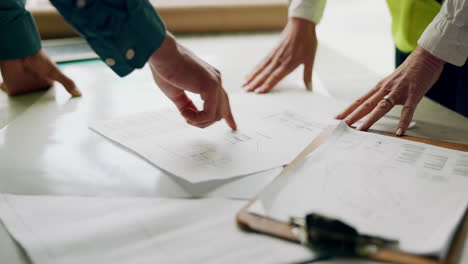 manos, plano y planificación del equipo de arquitectos