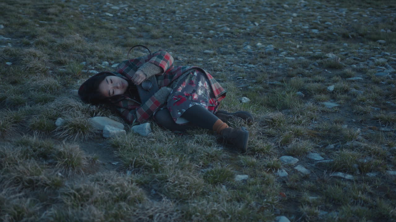 광활 한 들판 에 누워 있는 반사적 인 여자, 황혼 에 반이는 등불 을 들고