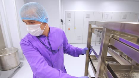 hombre con máscara de protección y traje de esterilidad