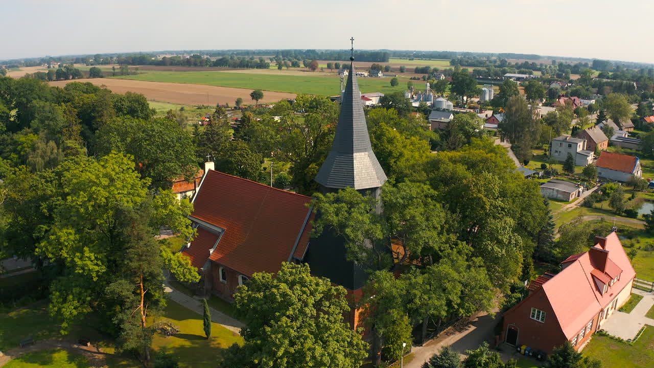 폴란드 트루토노비 에 있는 아름다운 중세 교회 의 공중 촬영