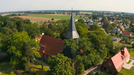 fotografía aérea de una hermosa iglesia medieval en trutnowy, polonia