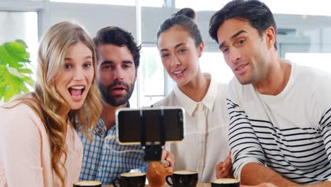 Amigos-Tomando-Selfie-En-Teléfono-Móvil