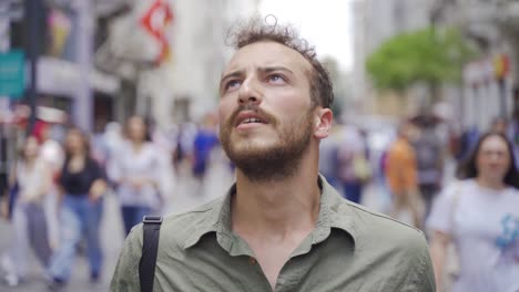 un homme confus dans la rue de la ville.