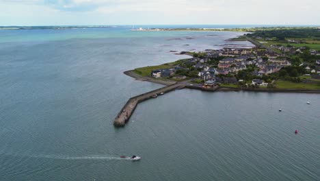 卡林福德港 (carlingford harbour) 位於卡林福德湖 (carlingford lough) 邊界,與北愛爾蘭和愛爾蘭共和國接壤.