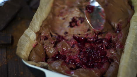 mezclar la masa para el pastel de brownie. masa con cereza. hornear postre de chocolate