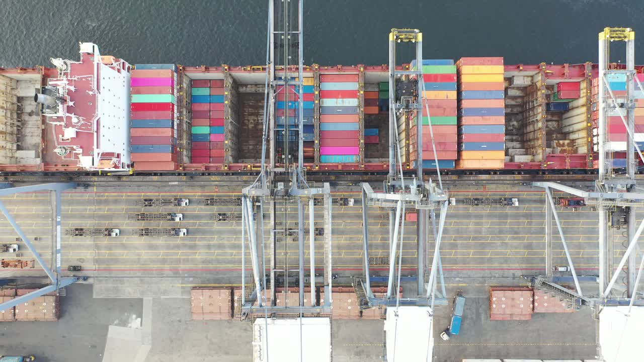 항구에 있는 컨테이너 선박