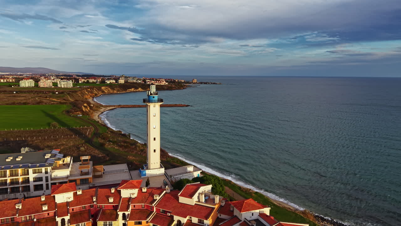 Tramonto costiero che illumina vivaci edifici vicino a acque tranquille in una serena cittadina di mare