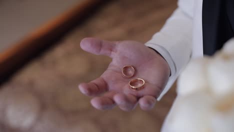 el novio con los anillos de bodas