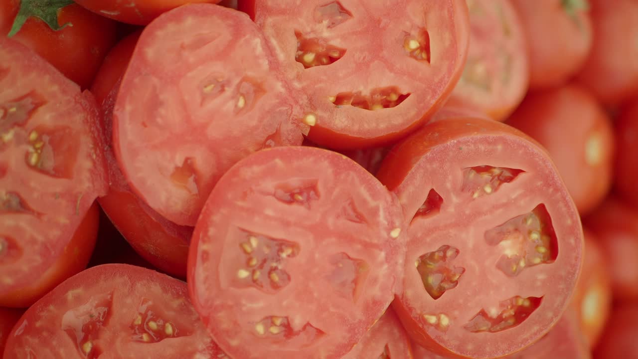 Primo piano di pomodori rossi freschi affettati