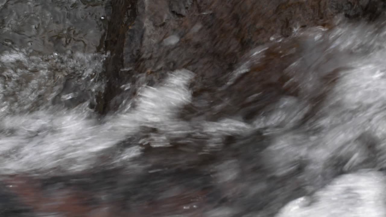 slowmotion 흐르는 물 가까이