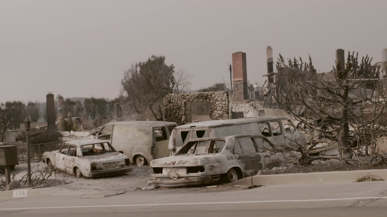 캘리포니아 벤추라 카운티의 토마스 화재 이후 산허리 집 옆에서 타는 자동차들
