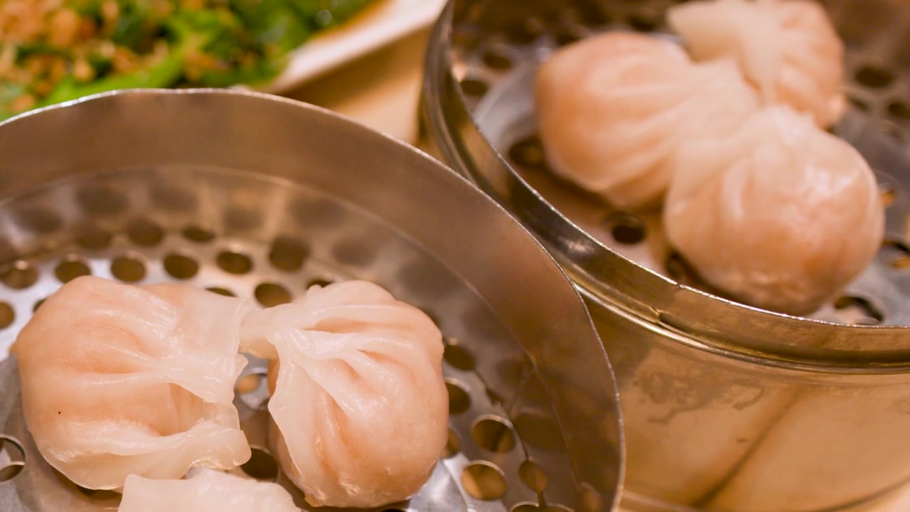 Close-up de dim sum fresco em vapores de metal em um restaurante em Bangkok, Tailândia