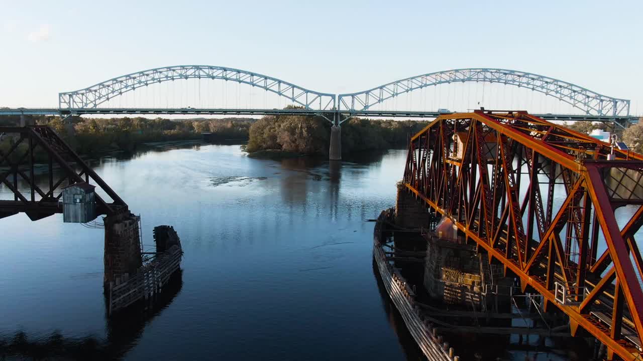 코네티컷 주 미들타운에 있는 오래된 회전 철교 사이를 비행하는 드론의 강렬한 드론 영상, 배경에 있는 아리고니 다리
