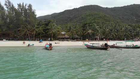 Alejar-La-Vista-De-Los-Cocoteros-A-Lo-Largo-De-La-Playa-De-Arena-Blanca-En-El-Distrito-De-Ko-Pha-ngan-Surat-Thani