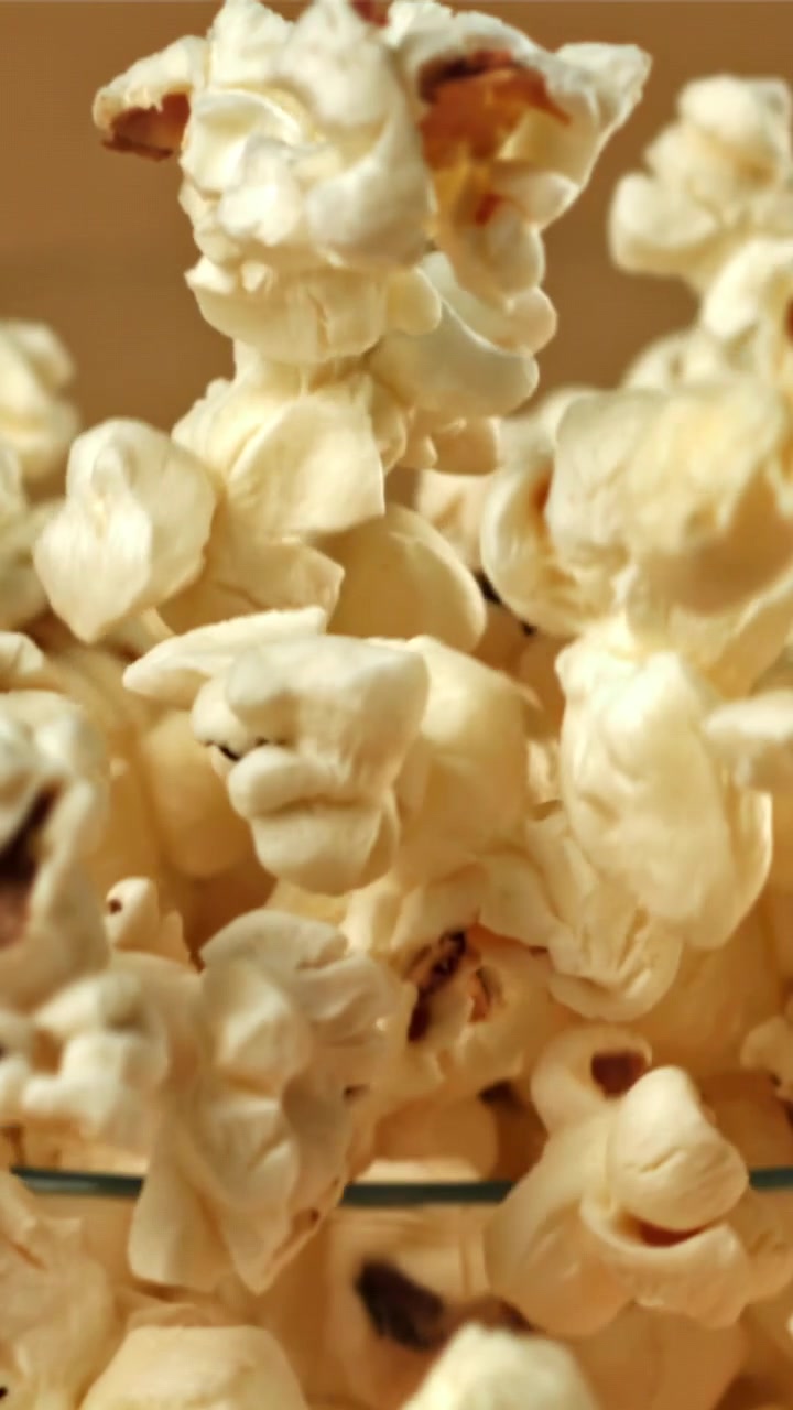 Primo piano di popcorn che scoppiano e cadono al rallentatore
