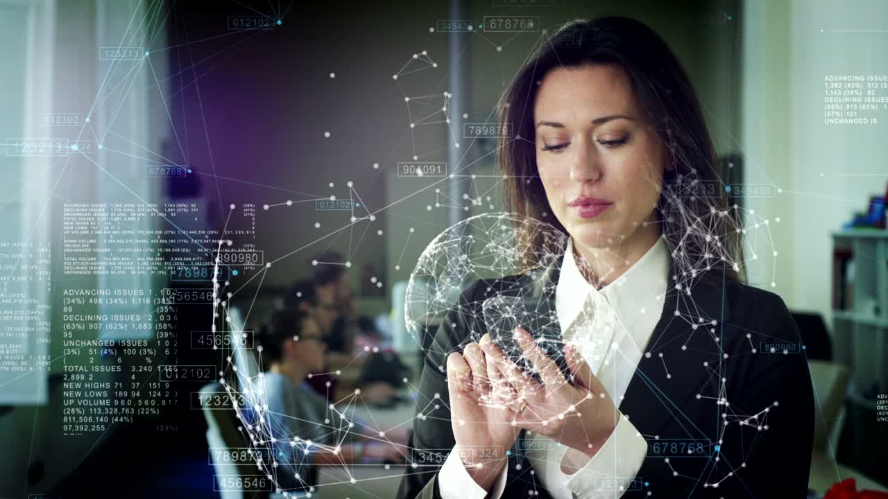 joven mujer de negocios hermosa en traje, sonriente, feliz, bajando escaleras, escalones, enviando mensajes de texto en el teléfono, escribiendo un mensaje con hologramas futuristas.