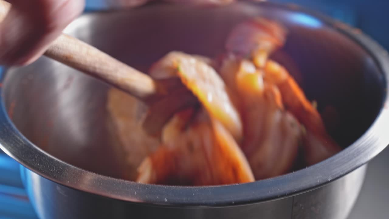 신선한 닭 가슴살과 허브 및 향신료를 그릇에 섞습니다.