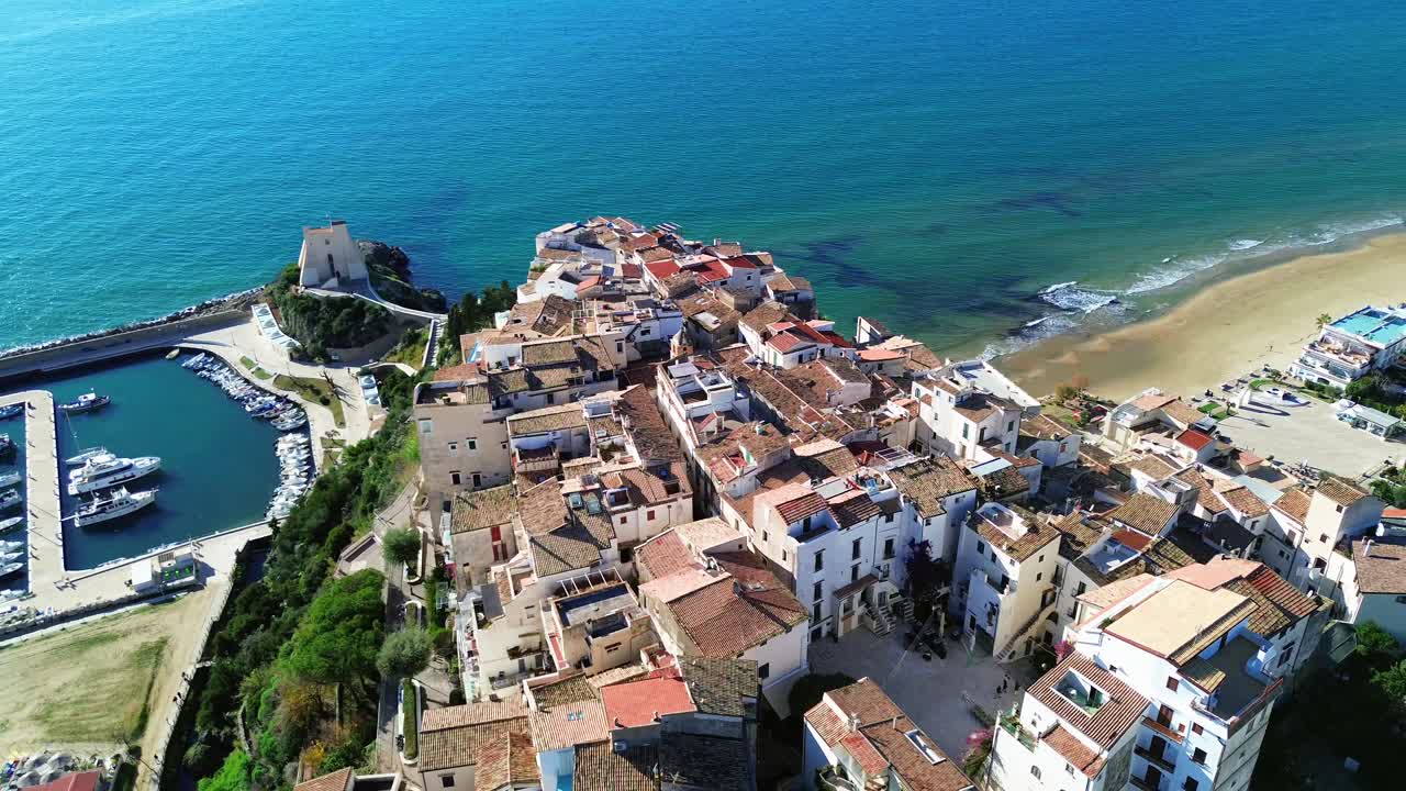 исторический средиземноморский город сперлонга, лацио, высокий угол воздуха устанавливает обзор, прибрежная красота и очарование