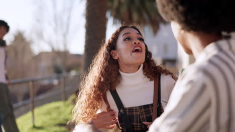 Amigos,-Mujeres-Estudiantes-Y-Felicidad-Al-Aire-Libre.